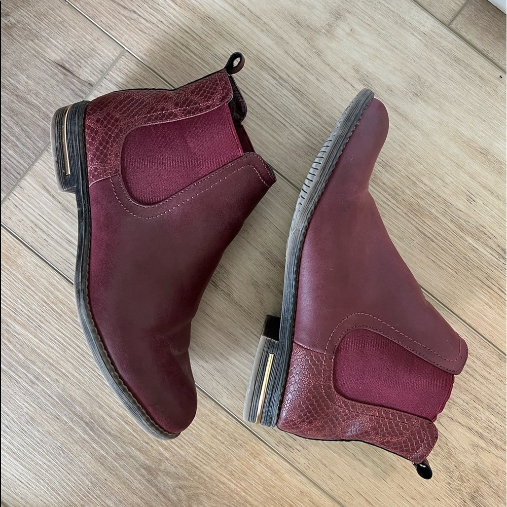 Size 9 maroon booties